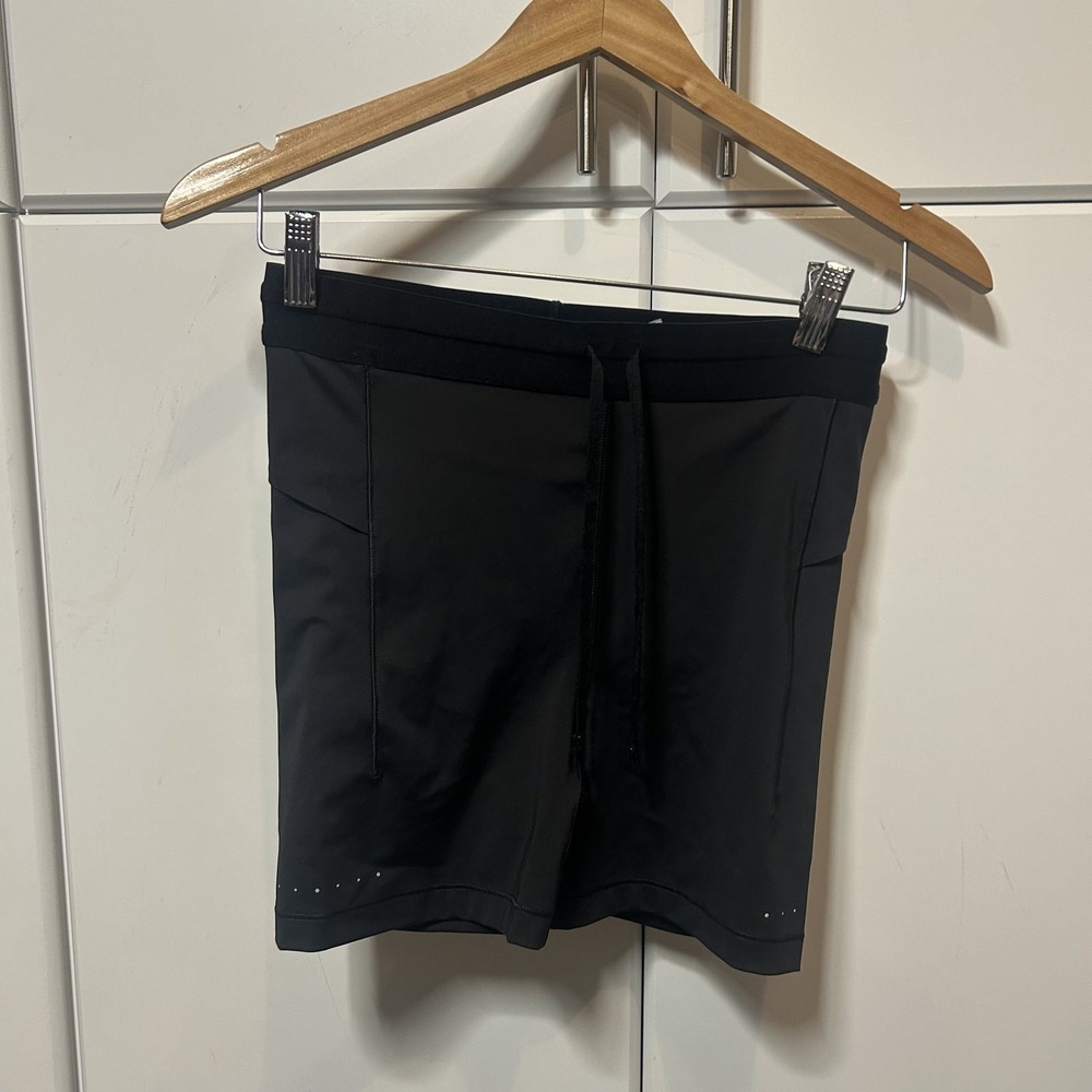Athleta Run Club 5" Short Womens Medium Black Bike Shorts Reflective Pockets